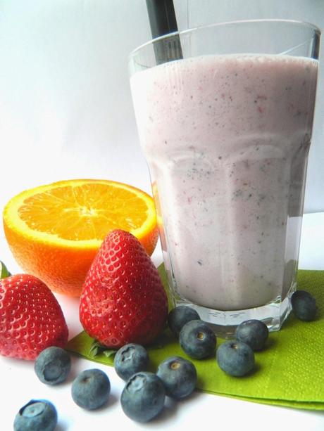 [REZEPT] Joghurt - Milchshake mit Erdbeeren, Orangen und Heidelbeeren