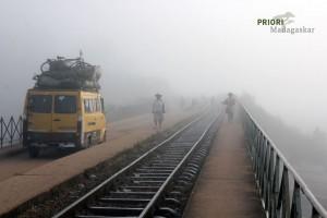 Madagaskar Schienen Nebel Taxi Brousse gelb PRIORI Reisen