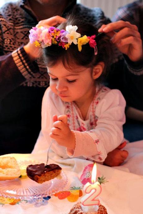 Zweiter Geburtstag, Geburtstagstisch, Blumenkranz und zuckerfreier Kuchen - Carrots for Claire