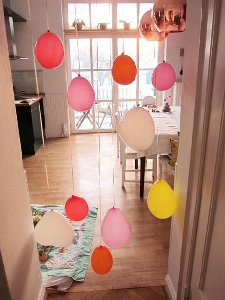 Geburtstagsdeko, Luftballons im Türrahmen - Carrots for Claire