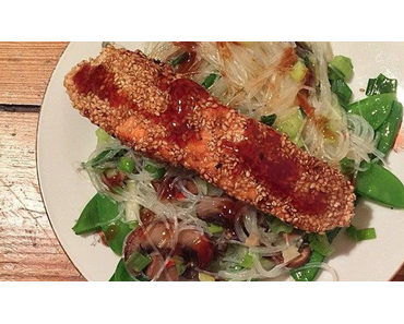 Essen: Fisch in Sesam auf Glasnudelsalat