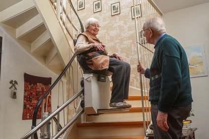 Seniorin auf Treppenlift © Ingo Bartussek -Fotolia.com