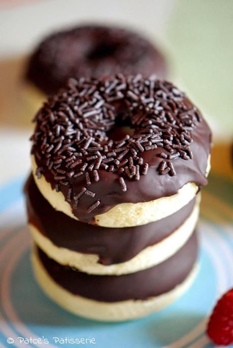 Im Ofen gebackene Vanille Donuts mit Schokoladenglasur