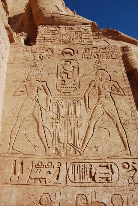 18_Abu-Simbel-Inschriften-Grosser-Tempel-Statuen-Aegypten-Nilkreuzfahrt