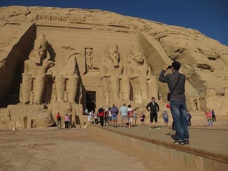 15_Touristen-in-Abu-Simbel-Hathor-Tempel-Aegypten-Nilkreuzfahrt