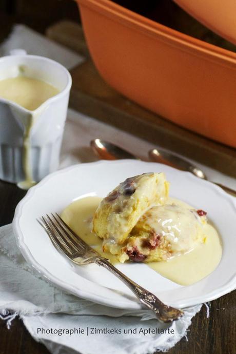 Was für kalte Wintertage, laue Sommernächte und Schleckermäuler: Kirsch-Brot-Auflauf mit Vanillesauce