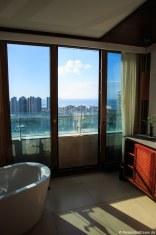 Badewanne und Blick auf die Bucht von Xioa Dadonghai
