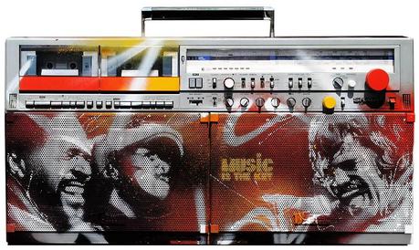 Artwork: DAN23 // 74,5 X 38 CM // ACRYLIQUE ET BOMBE SUR GHETTO BLASTER SHARP 82 // www.dan23.com