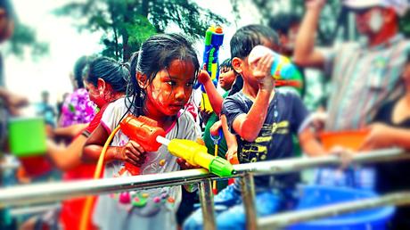 Gesichter des Songkran in Ban Krut