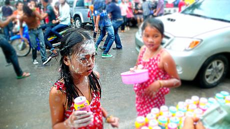 Gesichter des Songkran in Ban Krut