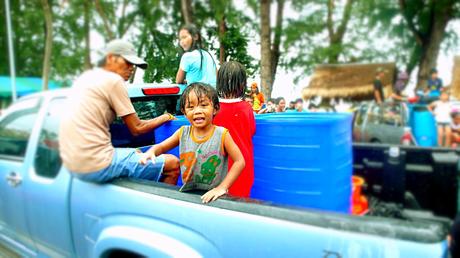 Gesichter des Songkran in Ban Krut