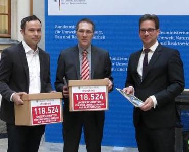 118.000 Stimmen gegen Plastiktüten an das Bundesumweltministerium übergeben