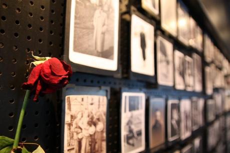 Eine der neueren Ausstellungen zeigt Fotos aus dem Leben der Menschen, aus dem sie durch die Nazis brutal herausgerissen wurden. 