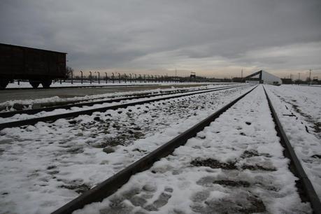 Die Rampe in Auschwitz-Birkenau, an der die Selektionen nach der Ankunft über das unmittelbare Schicksal entschieden. Das bekannte Eingangsgebäude ist anlässlich der Gedenkfeier von einem Zelt verhüllt. 