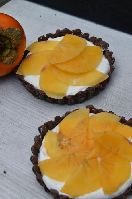 Kakao-Tartelettes mit Vanillecreme und Kaki-Frucht