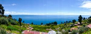 Ausblick von Taquile, einer Insel im Titicacasee, der zu Peru und Bolivien gehört