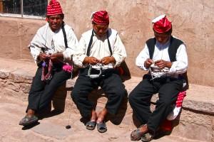 Auf der Insel Taquile stricken die Männer. Dies ist eine Tradition der Inka, nach der die Taquileños leben