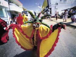 Karneval auf Puerto Rico - Gelbes Kostüm mit Maske (Foto: Puerto Rico Tourism Company)