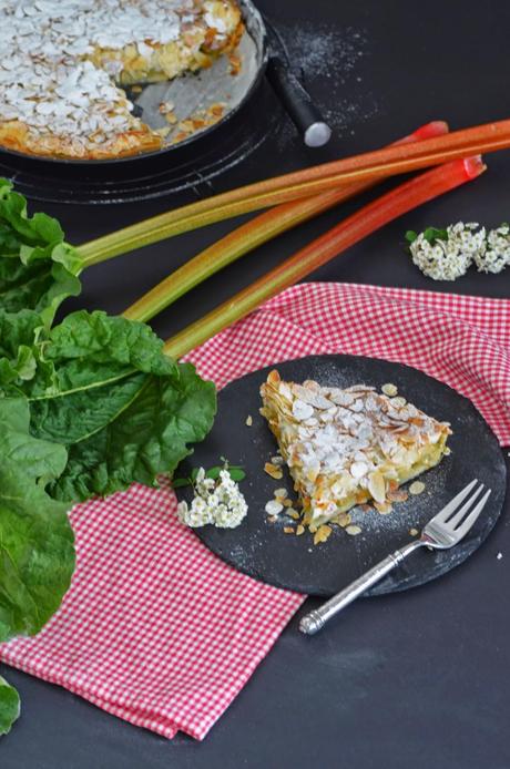Rhabarberkuchen mit Eischneedecke und das Buch Landfrauenküche von der Verbraucherzentrale