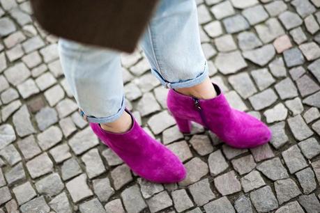 Outfit: Blue Jeans and Pink Shoes