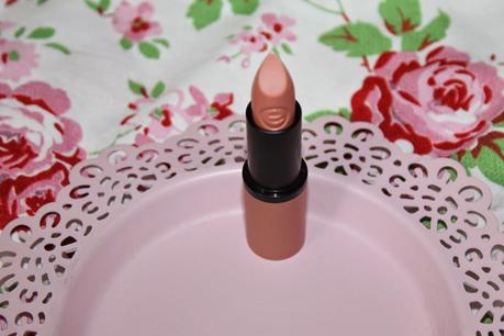 Getestet: Essence I love nude longlasting lipstick nude 02 porcelain doll