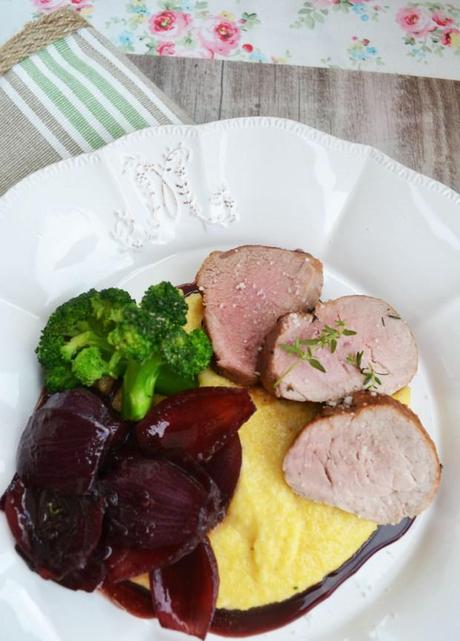 Ein feiner Genuss! Schweinsfilet mit cremiger Parmesanpolenta und Portwein-Balsamico-Zwiebeln
