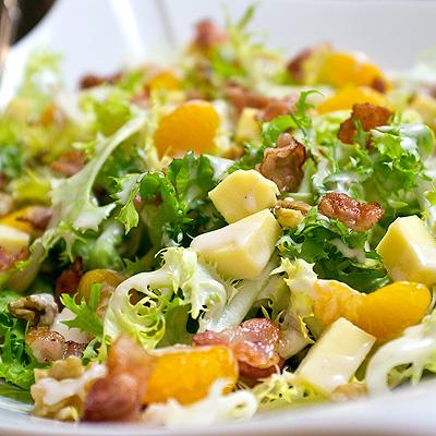 Frisée Salat mit Mandarinen, Käse und Bacon