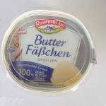 Das Butter Fässchen von Ravensberger aus 100% reiner Butter, leicht gesalzen,, besonders rahmig und sei unverfälscht im Geschmack. Ich habe gestern eine kleine Kostprobe genommen, ich finde das Butter Fässchen sehr lecker. Leicht gesalzene Buttersorten mag ich sowieso. € 1,79 - 1,89 (250 g)