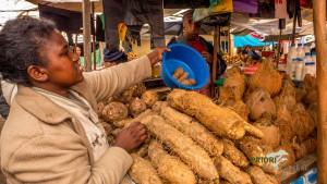Markt_Hochland_Madagaskar_Stand_Knollen_Wurzelgemüse_PRIORI-Reisen