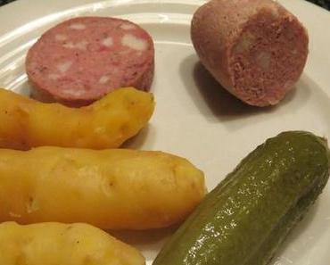 Pellkartoffeln, Hausmacher Wurst und Gewürzgurken