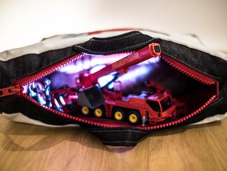 Eigene Motive sticken – Feuerwehrauto auf Spielzeugtasche
