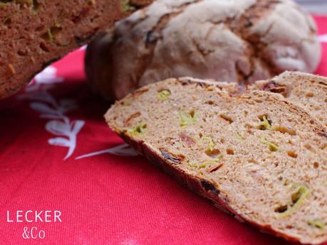 Tomaten-Pepperoni Brot in Herzform Tomaten-Pepperoni Brot in Herzform