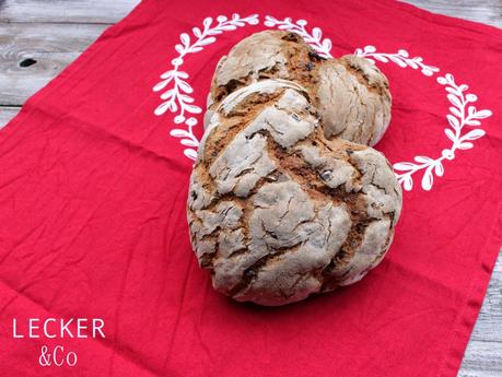 Tomaten-Pepperoni Brot in Herzform Tomaten-Pepperoni Brot in Herzform