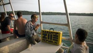 Die enttäuschten kaZantip Gäste auf einer Alternativ-Party auf einem Schiff.