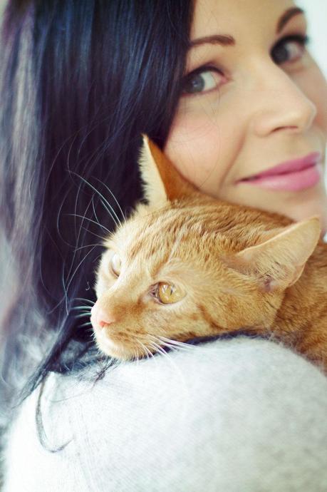 Kleidermädchen erzählt 7 Fakten über ihre Katze Lillie und gratuliert gleichzeitig zum Liebe dein Haustier-Tag!