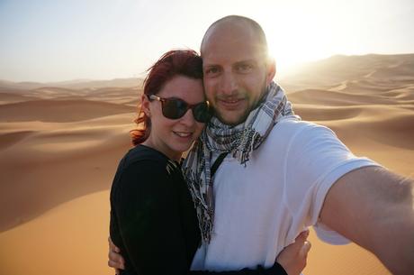 wirsindherzog Antrag im Sonnenaufgang in der Wüste von Erg Chebbi (Marokko)