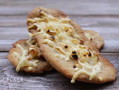 Gewürz-Brotfladen mit Zwiebeln, Speck und Käse und Feldsalat Gewürz-Brotfladen mit Zwiebeln, Speck und Käse und Feldsalat