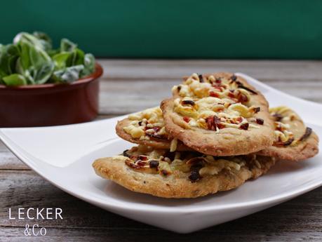 Gewürz-Brotfladen mit Zwiebeln, Speck und Käse und Feldsalat Gewürz-Brotfladen mit Zwiebeln, Speck und Käse und Feldsalat