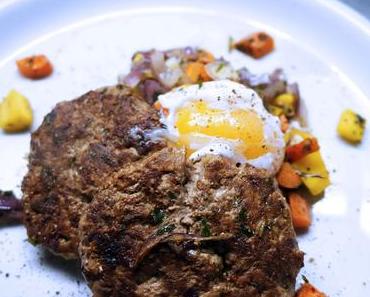 Rinder Fleischlaibchen mit Ofengemüse und Ei