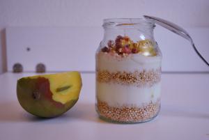 Mango-Kokos-Joghurt mit Quinoa