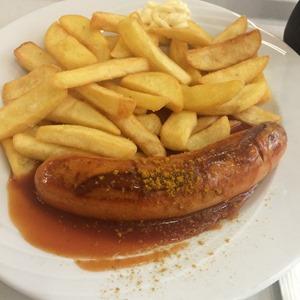15_Currywurst-Pommes-Berlin-Messe