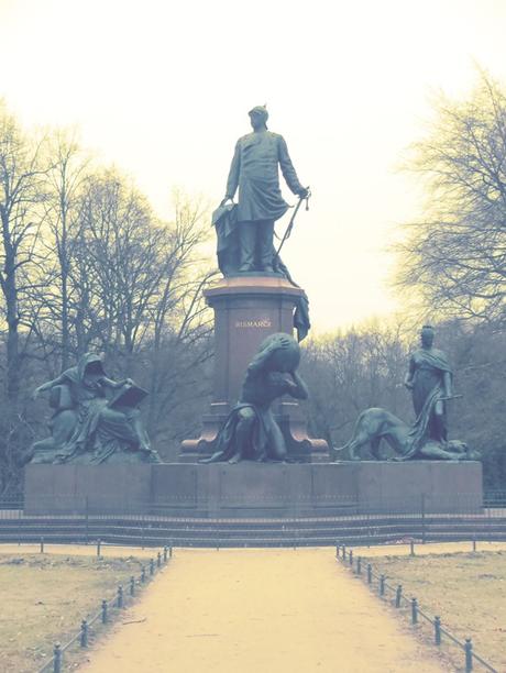05_Fuerst-Otto-von-Bismarck-Statue-Berlin