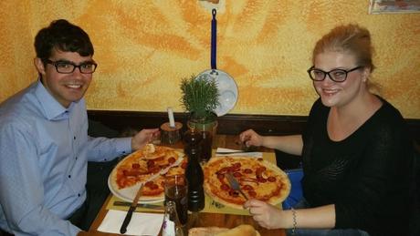 Thomas und Teresa testen Pizza für ihren Blog. Was für ein Scheiß-Job ;)