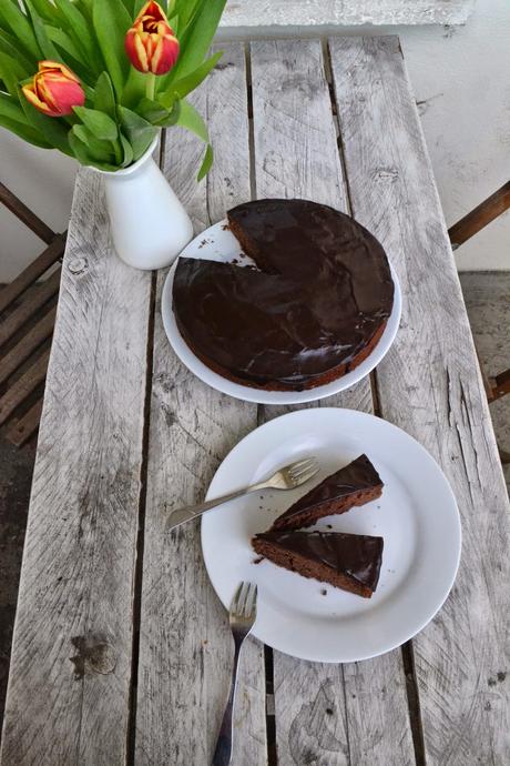 Mandel-Schokoladenkuchen mit Schokoladenglasur. Schokolade.