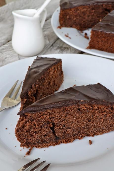 Mandel-Schokoladenkuchen mit Schokoladenglasur. Schokolade.
