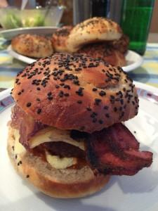 Joghurt Burger Buns mit schwarzem Sesam