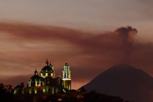 Kirche mit dem Popocatépetl im Hintergrund © Ira Rossenbeck