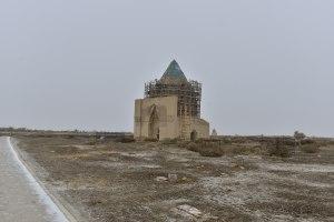 Bis heute hat das Sultan-Tekisch-Mausoleum seine türkisen Dachkacheln erhalten