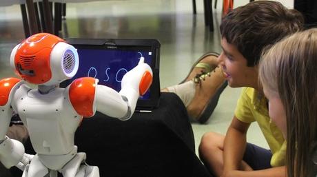 Learning by teaching: Roboter hilft Kindern beim Schreiben lernen