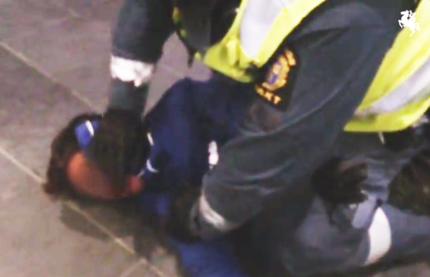 Der 9-Jährige Muslim wird von einem schwedischen Beamten in den Boden gedrückt und schwer verletzt (Foto: Screenshot Youtube) 